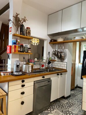 Een magnetron, een oven, een vaatwasser