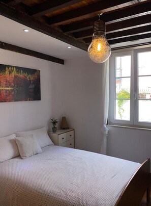 5 slaapkamers, een strijkplank/strijkijzer, wifi, beddengoed