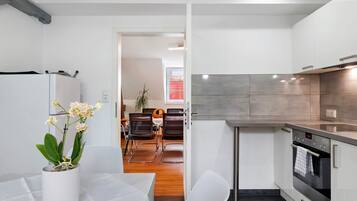 Kühlschrank, Mikrowelle, Ofen, Herdplatte