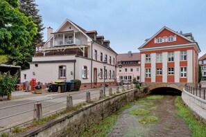 Ein Gebäude am Kanal mit einer Brücke, einem Restaurant und einer Garage.