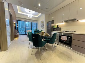 Réfrigérateur, micro-ondes, grille-pain