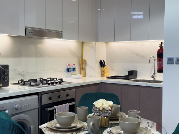 Kühlschrank, Mikrowelle, Toaster, Kochgeschirr/Geschirr/Besteck