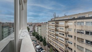 A high-rise building with multiple floors, large windows, and balconies. - GuestReady – A welcoming space to unwind (Porto)