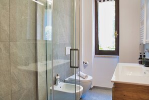 Bruser, hårtørrer, bidet, håndklæder