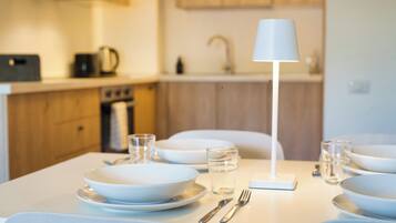 Kühlschrank, Ofen, Herdplatte, Wasserkocher mit Kaffee-/Teezubehör