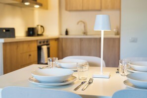 Fridge, oven, stovetop, coffee/tea maker