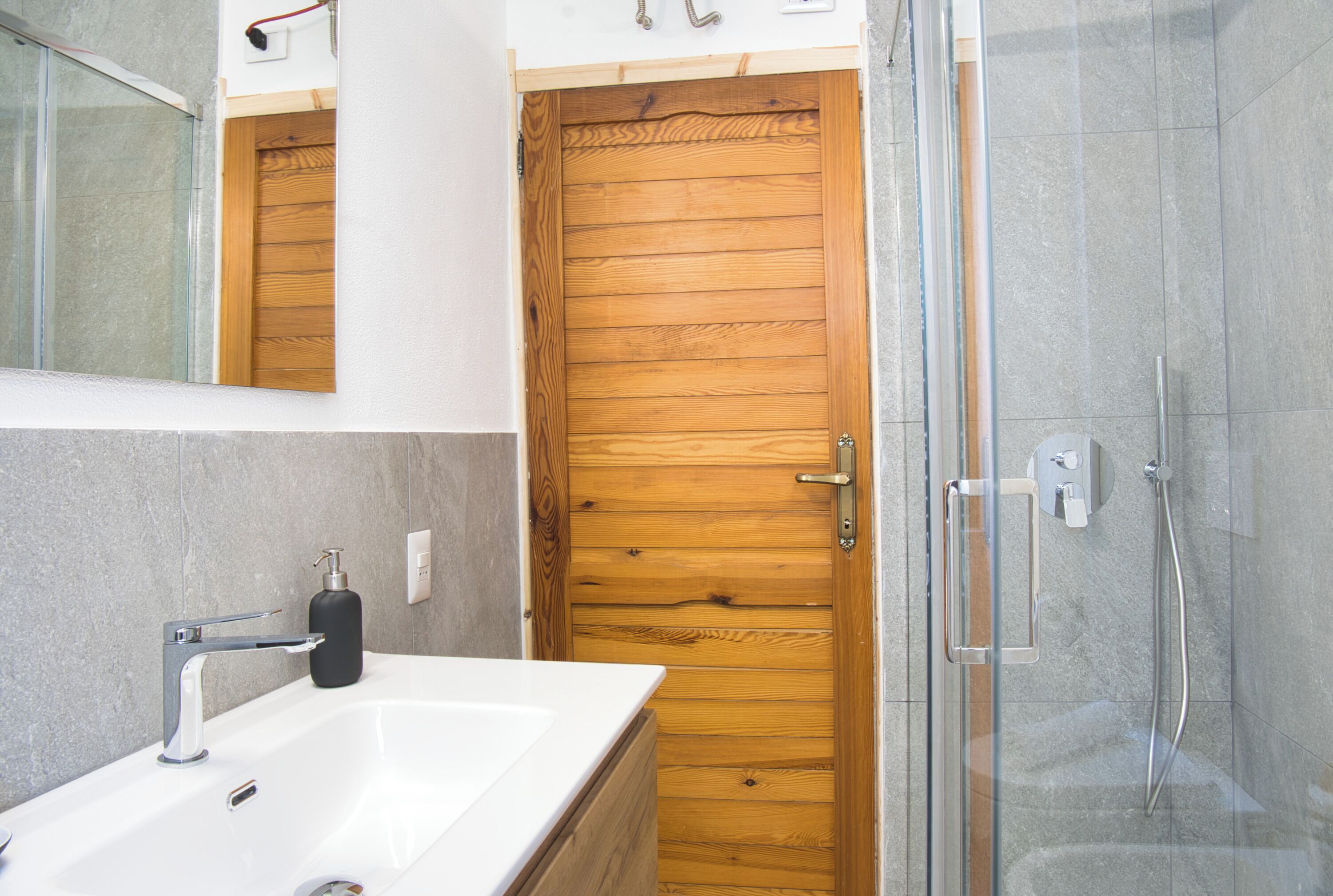 Regadera, secadora de cabello, bidet, toallas 