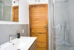 Shower, hair dryer, bidet, towels - Ca'Lolden - Two Bedroom Apartment, Sleeps 6 (Ballabio)
