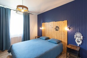 2 quartos, ferros/tábuas de passar roupa, berço de viagem