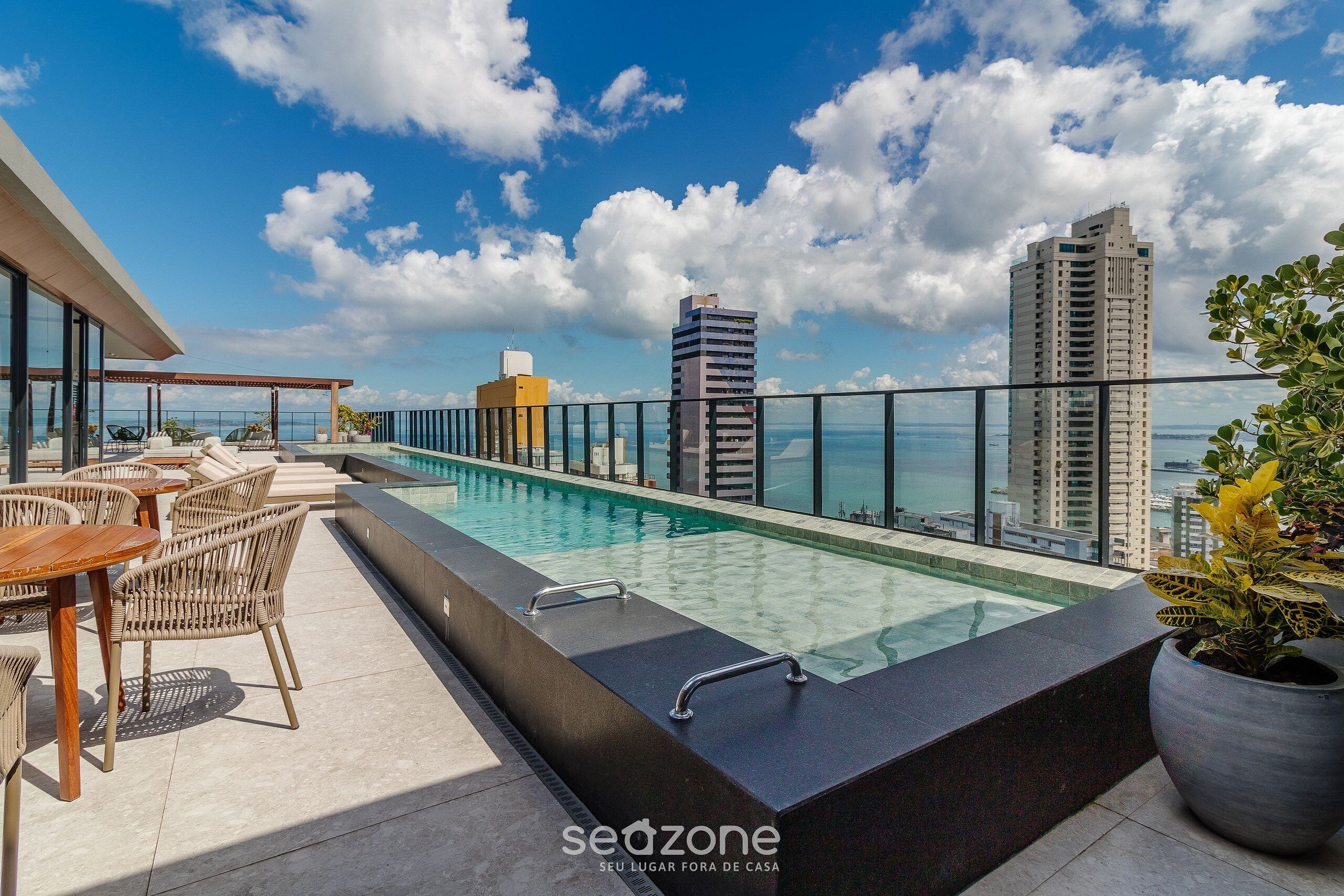 Apartamento básico | Piscina | Una piscina al aire libre