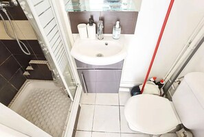 Douche, serviettes fournies, savon, papier toilette