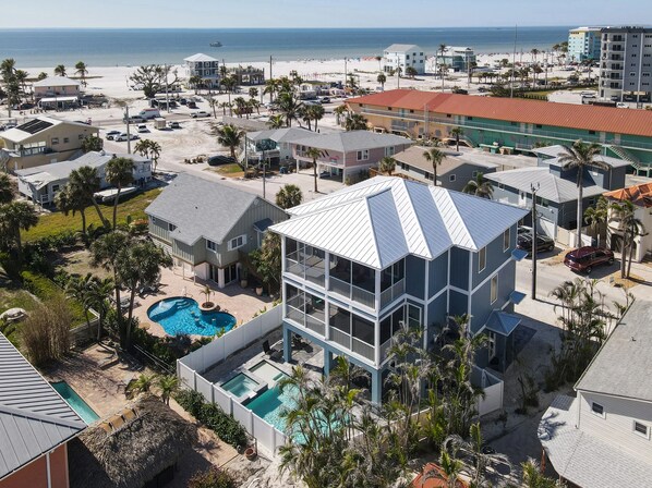 Exterior - Spacious NEW CONSTRUCTION 6-bedroom house with Elevator and WIFI (Fort Myers Beach)