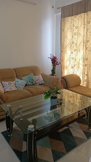 Living area - 2-bedroom skyhigh apartment in fabulous Pune with AC, fitness room, WiFi (Pune)