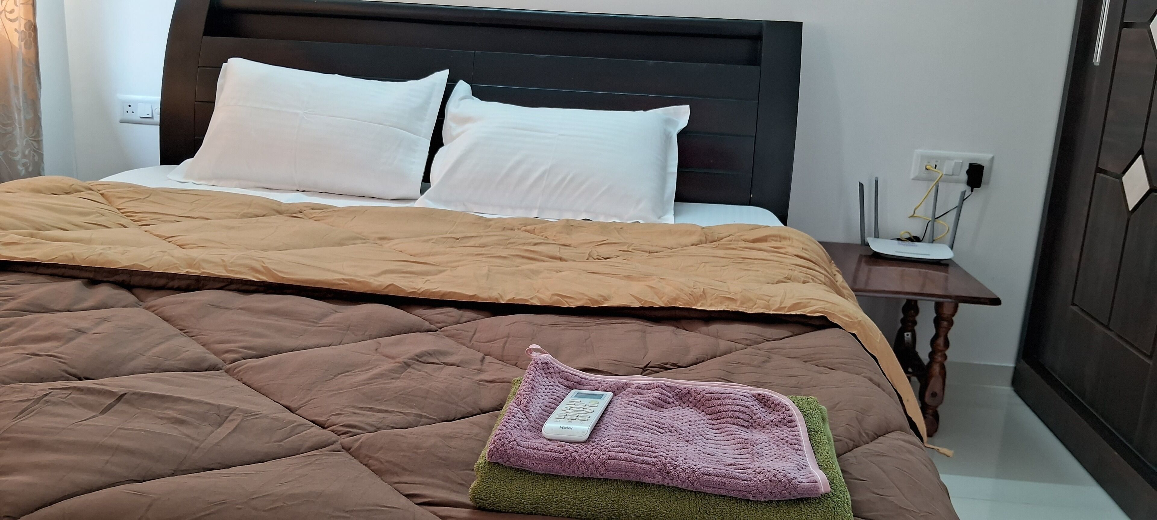 2 bedrooms, iron/ironing board, WiFi, bed sheets