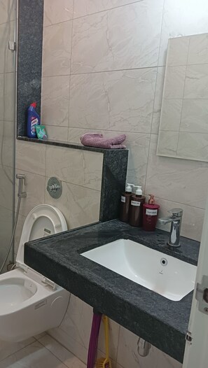 Ducha, secador de pelo, toallas, jabón