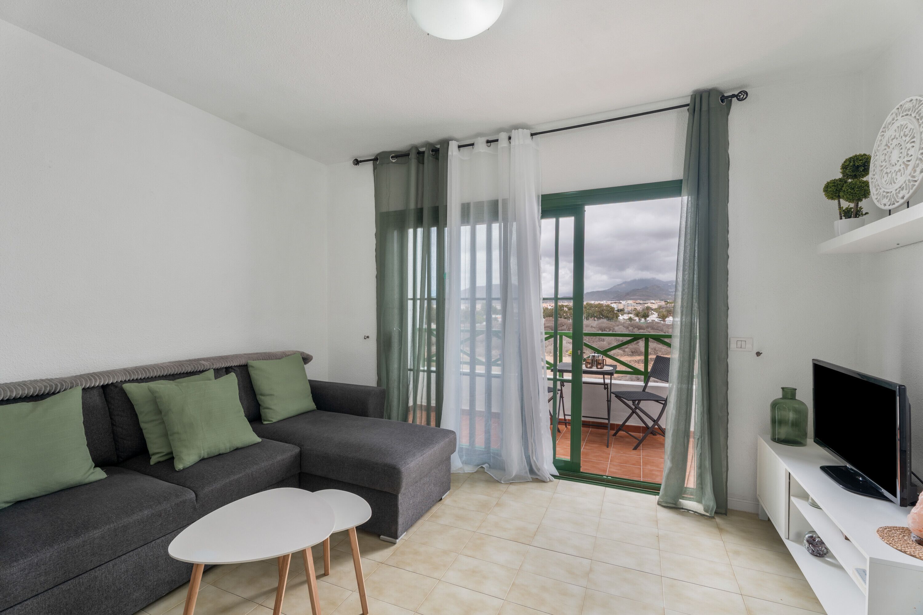 Een televisie en een tafeltennistafel