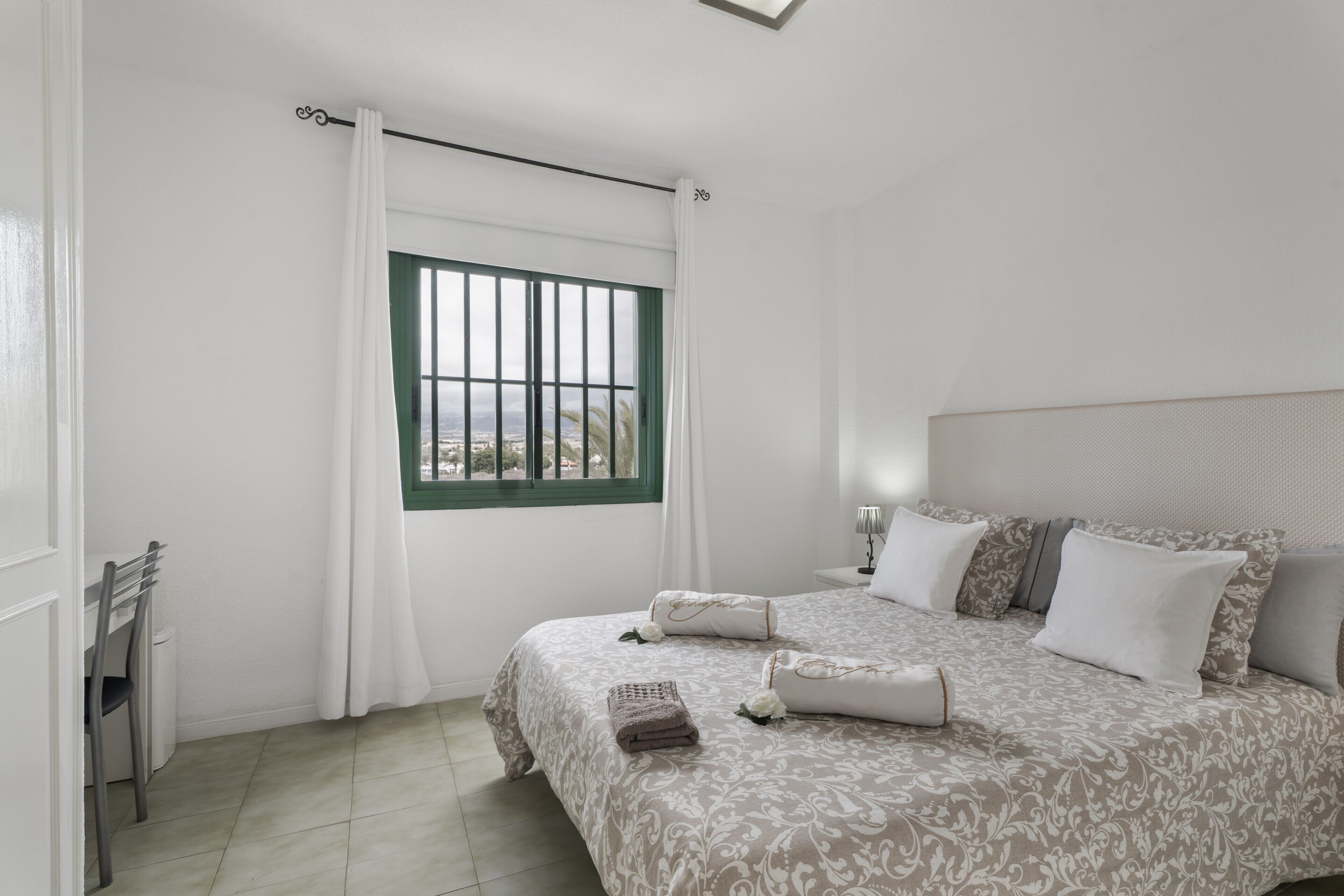 1 habitación, tabla de planchar con plancha, wifi y ropa de cama 