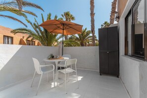 Outdoor dining - Vacation 'Viento Azul' with Shared Pool, Wi-Fi and Air Conditioning (Corralejo)