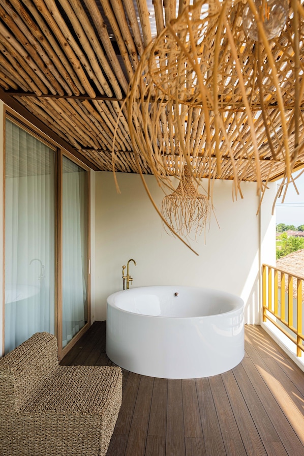 Quarto casal superluxo, sacada, vista para a piscina | Banheira de imersão