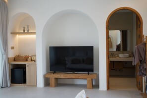 Luxe tweepersoonskamer, balkon, uitzicht op zwembad | Een kluis op de kamer, gratis wifi