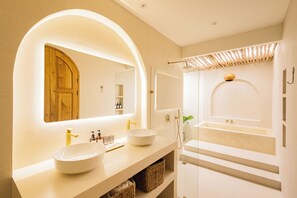 Habitació doble Deluxe, vistes a la piscina | Bany | Barnussos i sabatilles 
