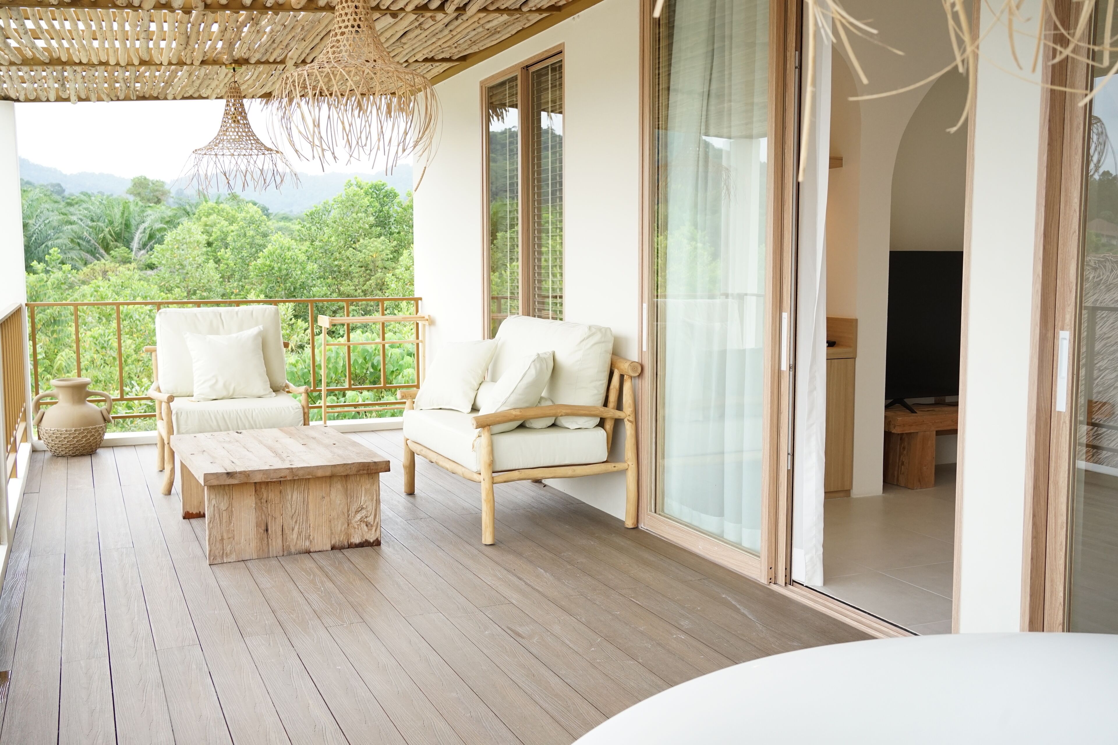 Chambre Double Luxe, balcon, vue piscine | Coin séjour