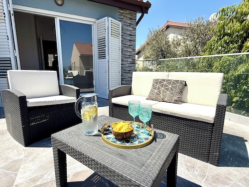 Elegant Beach Villa Moonstone with Lounge and BBQ