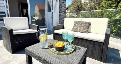 Elegant Beach Villa Moonstone with Lounge and BBQ