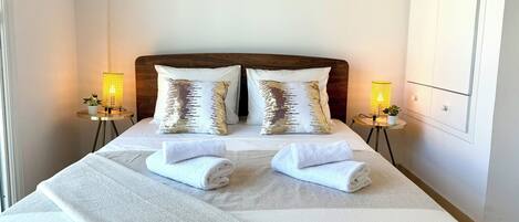 3 habitaciones, tabla de planchar con plancha, wifi y ropa de cama