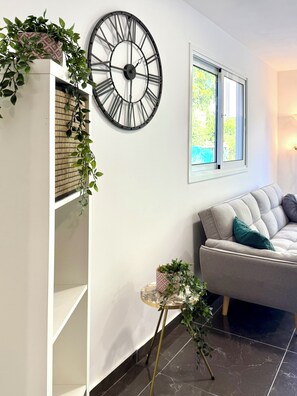 Smart TV - Elegant Beach Villa Moonstone with Lounge and BBQ (Perivolya Larnaka)