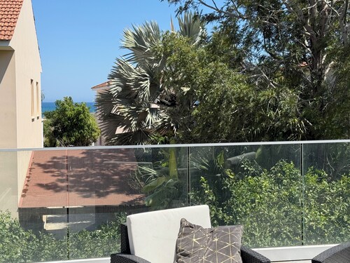 Elegant Beach Villa Moonstone with Lounge and BBQ