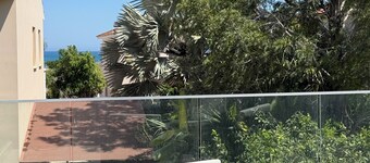 Elegant Beach Villa Moonstone with Lounge and BBQ