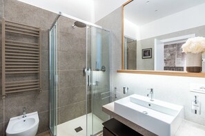 Classic Quadruple Room, Garden View | Bathroom | Shower, hair dryer, towels, soap - ARIOSTO LUXURY ROOMS (Rome)