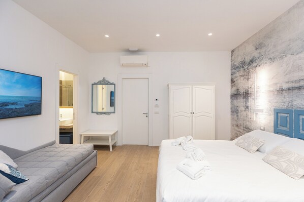 Comfort Triple Room, Garden View | Laptop workspace, free WiFi