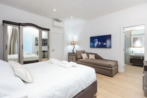 Classic Quadruple Room, Garden View | Laptop workspace, free WiFi - ARIOSTO LUXURY ROOMS (Rome)