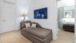 Classic Quadruple Room, Garden View | Laptop workspace, WiFi (free) - ARIOSTO LUXURY ROOMS (Rome)