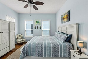 3 Schlafzimmer, Schreibtisch, Bügeleisen/Bügelbrett, Reisekinderbett