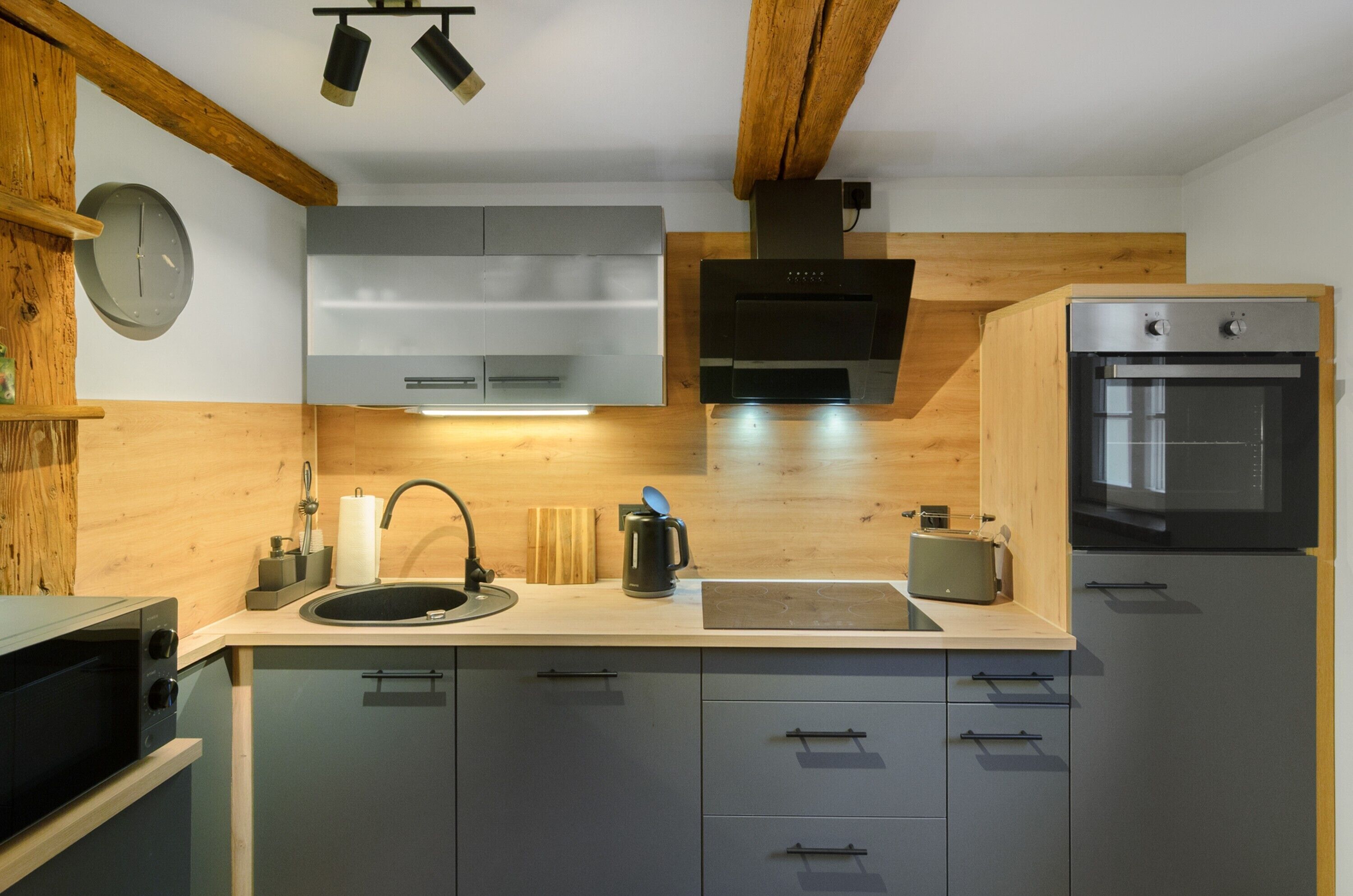 Kjøleskap, mikrobølgeovn, ovn og kokeplater