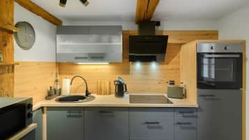 Kjøleskap, mikrobølgeovn, ovn og kokeplater