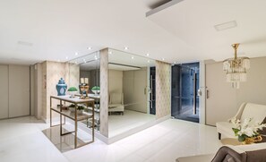 A modern bathroom with a glass shower enclosure, a vanity with a mirror, and a chandelier. - Apart With Barbecue 100m From the Beach Don0504 (Balneário Camboriú)