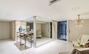 A modern bathroom with a glass shower enclosure, a vanity with a mirror, and a chandelier. - Apart With Barbecue 100m From the Beach Don0504 (Balneário Camboriú)
