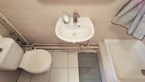 Une salle de bain avec des toilettes, un lavabo et une baignoire.