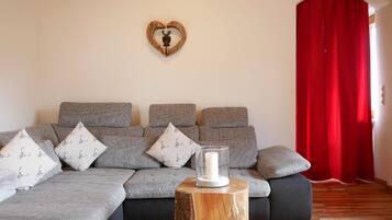 Televisie, een dvd-speler en een stereo