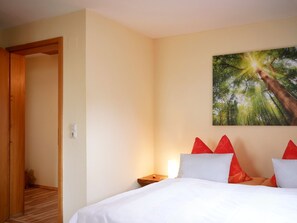 Tabla de planchar con plancha, wifi y ropa de cama