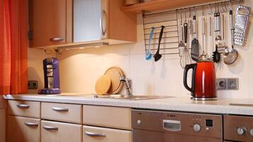 冷蔵庫、オーブン、コンロ、食器洗い機