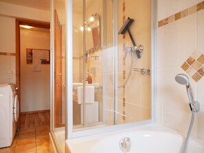 Douche, sèche-cheveux, serviettes fournies