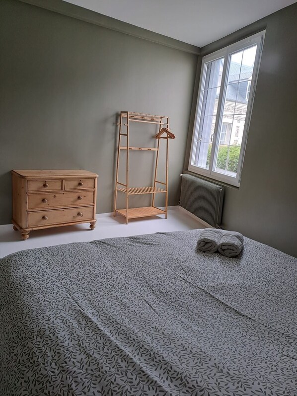 WiFi, bed sheets