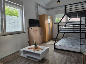 1 bedroom, WiFi, bed sheets - Studio Apartment: Ideal for Cyclists, Workers & Remote Work with WiFi (Burg (bei Magdeburg))