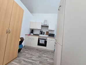 Fridge, microwave, oven, stovetop - Studio Apartment: Ideal for Cyclists, Workers & Remote Work with WiFi (Burg (bei Magdeburg))
