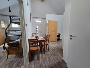 Dining - Studio Apartment: Ideal for Cyclists, Workers & Remote Work with WiFi (Burg (bei Magdeburg))
